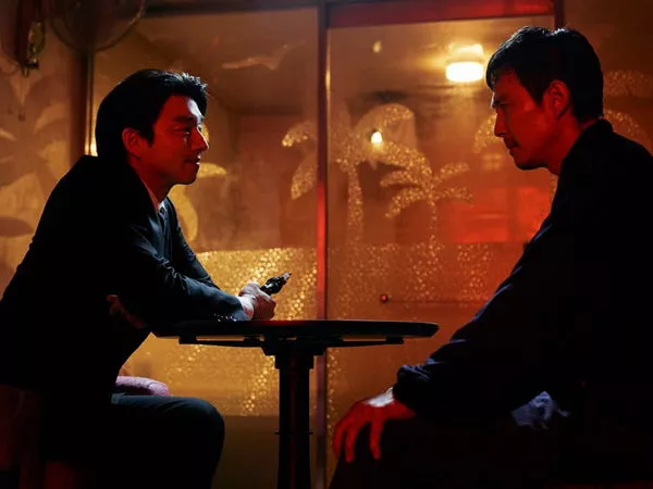 'El hombre en el traje con ddakji' (Gong Yoo) confronta a Seong Gi-hun (Lee Jung-Jae) en 'Squid Game' temporada dos.