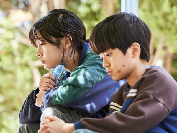 Kang Sae-byeok (Jung Ho-Yeon) y su hermano menor Kang Cheol (Si-wan Park).