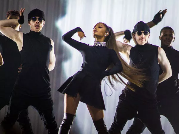 Ariana Grande se presenta durante la Dangerous Woman Tour en Ámsterdam.