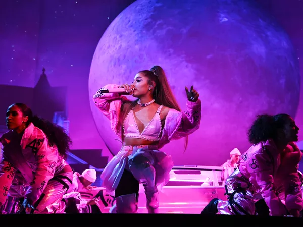 Ariana Grande se presenta en '7 Rings' durante la Sweetener World Tour.