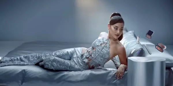 Ariana Grande en un video teaser para r.e.m. beauty.