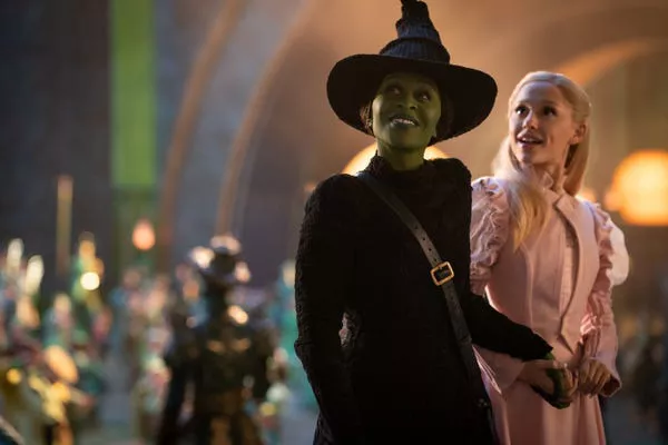 Cynthia Erivo como Elphaba y Ariana Grande como Glinda en 'Wicked.'