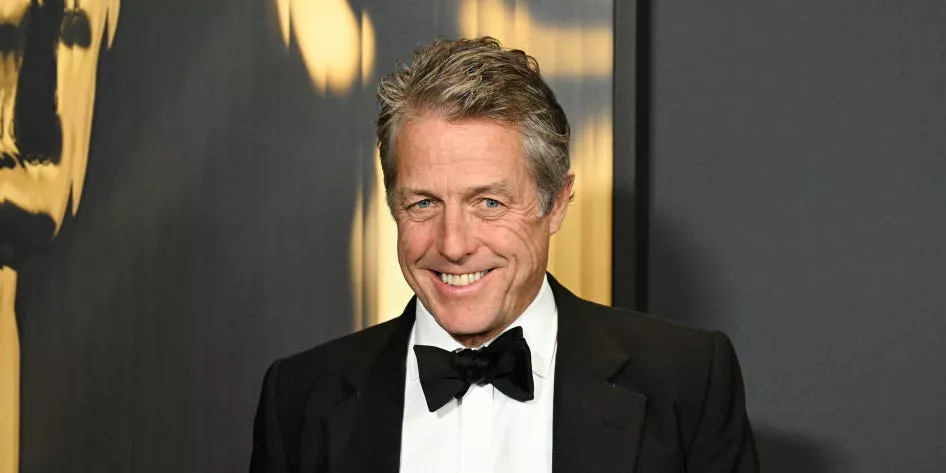 Hugh Grant, de 64 años, dice que tuvo a sus 5 hijos 'demasiado mayor en vida'