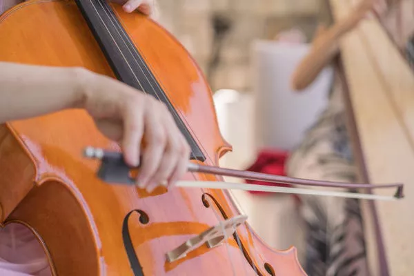 Algunas parejas contratan músicos para las ceremonias.