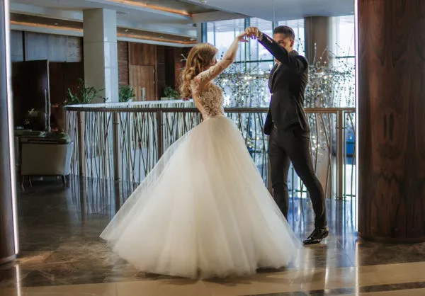 Algunas parejas tienen su primer baile antes de servir el primer plato en la boda.