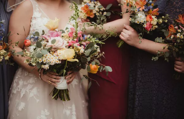 Las personas se están reconociendo de diferentes maneras en las bodas.