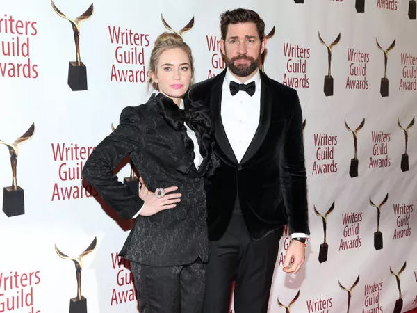 Emily Blunt y John Krasinski con trajes en los Writers Guild Awards de 2019.