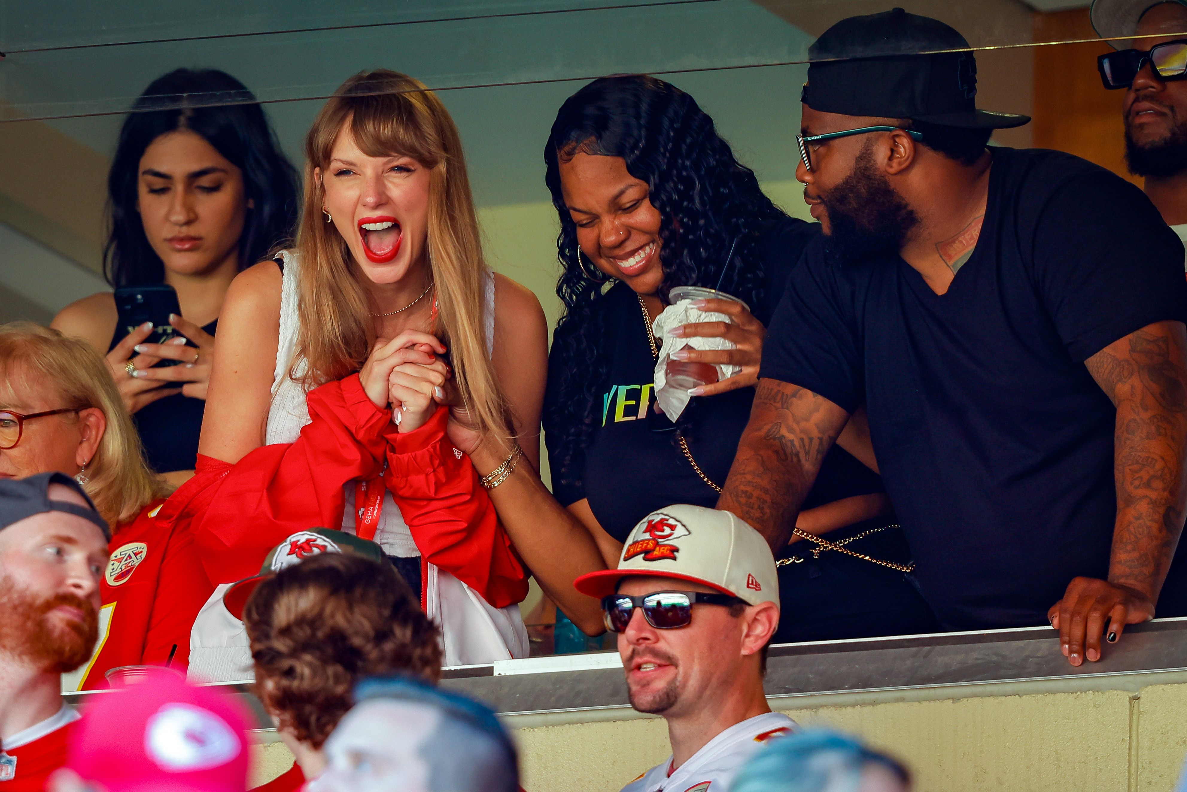 Taylor Swift supuestamente hizo que todos en un restaurante se fueran para poder almorzar con Travis Kelce