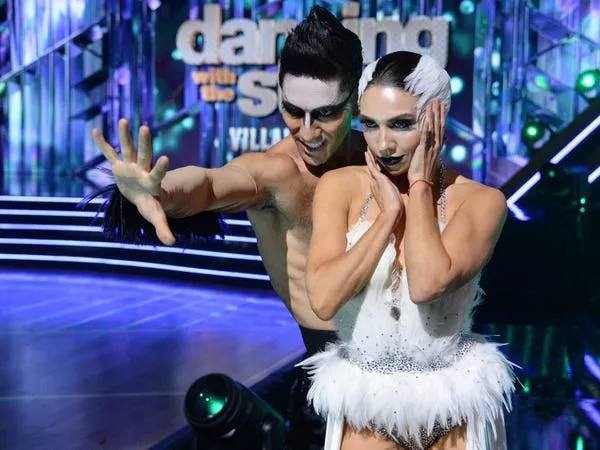 Nev Schulman y Jenna Johnson con un baile inspirado en villanos. Eric McCandless/ABC