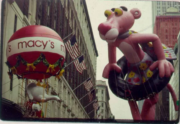 Un globo de Pink Panther en el desfile de 1986.