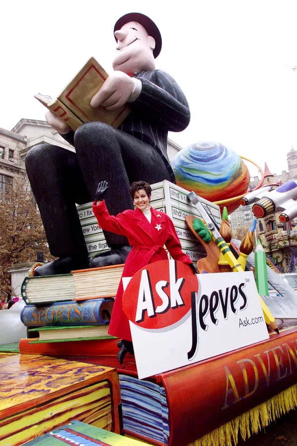 La ganadora de Miss América Heather French montó el float de Ask Jeeves en 1999.