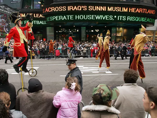 Las personas actuaron sobre zancos y monociclos en el desfile de 2004.