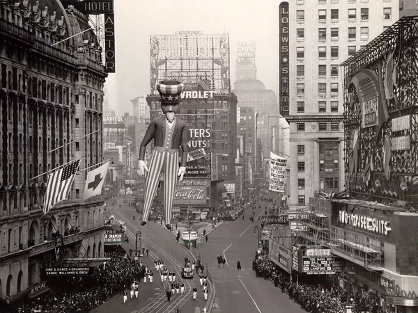 Un globo de Uncle Sam estuvo presente en un desfile durante los años 40.