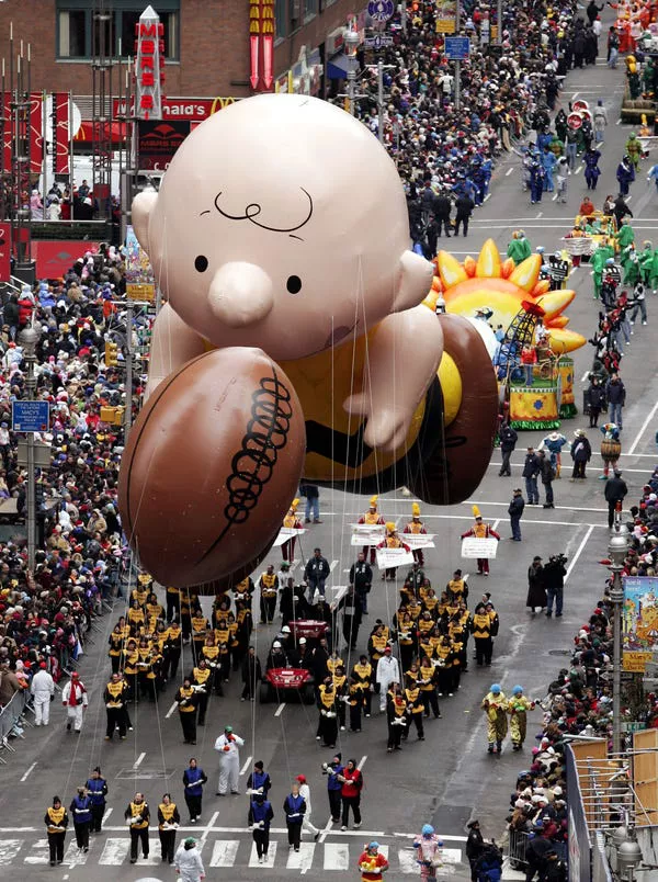 Charlie Brown persiguió su balón en 2005.