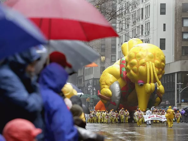 El desfile continuó como de costumbre a pesar de la lluvia.