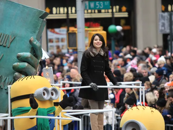 Cosgrove y los Minions montaron en un float con un modelo de la Estatua de la Libertad.