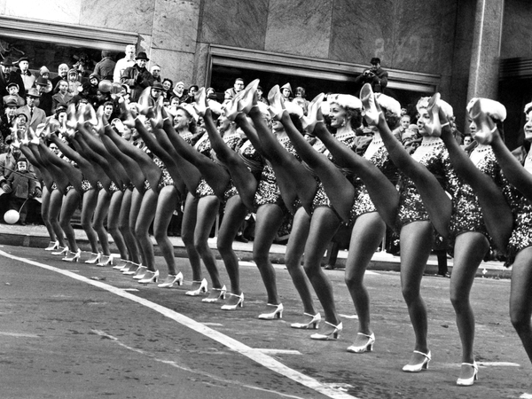 Las Rockettes de Radio City actuaron en el Desfile de Acción de Gracias de Macy's en 1958.