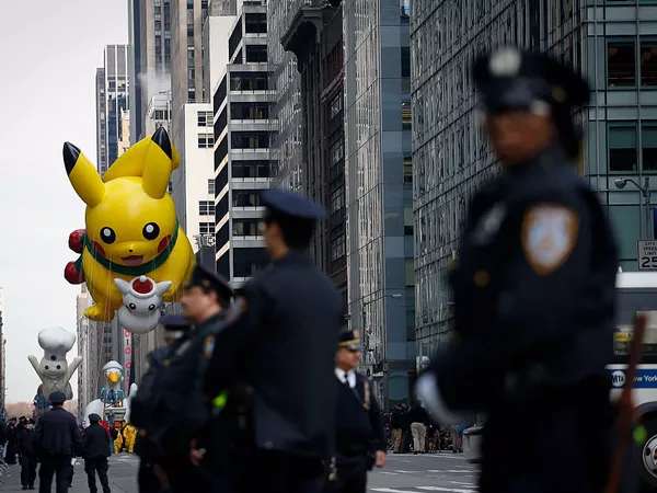 Pikachu flotó por Midtown mientras oficiales estaban de pie en 2015.