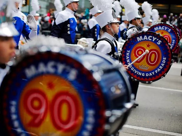 Una banda de marcha se ensambló en el desfile en 2016.