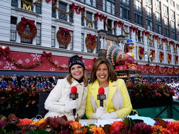 Savannah Guthrie y Hoda Kotb presentando el Desfile de Acción de Gracias de Macy's en 2022.