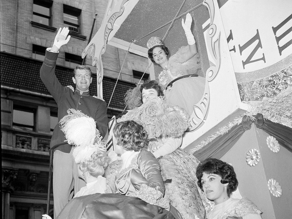 Miss Teenage America Diane Lynn Cox saludó a la multitud.