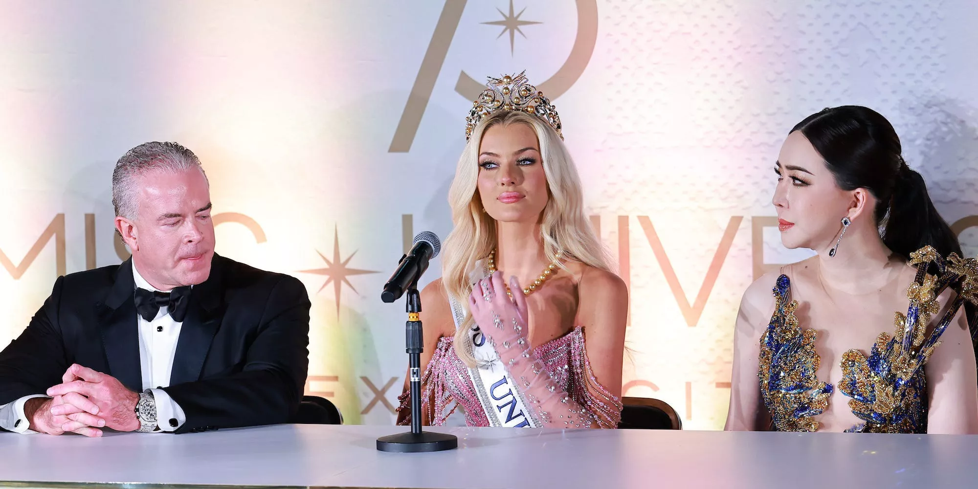 El CEO de Miss Universo dice que coronar a una ganadora con 'cabello rubio y ojos azules' es la 'evolución definitiva' para el certamen