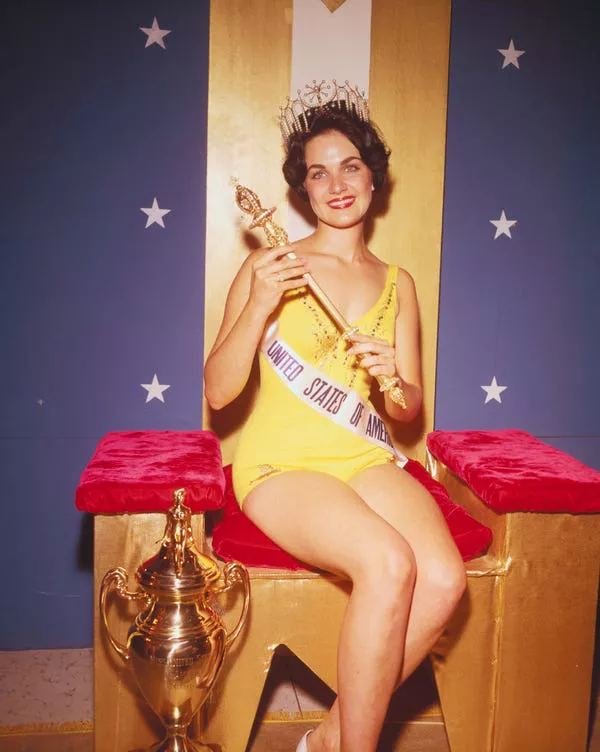 Linda Bement fue la primera Miss Universo coronada durante una transmisión en vivo por televisión.