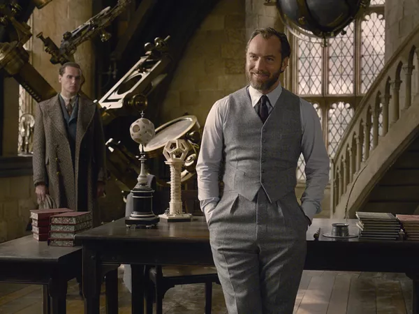 Jude Law como Albus Dumbledore en la película.