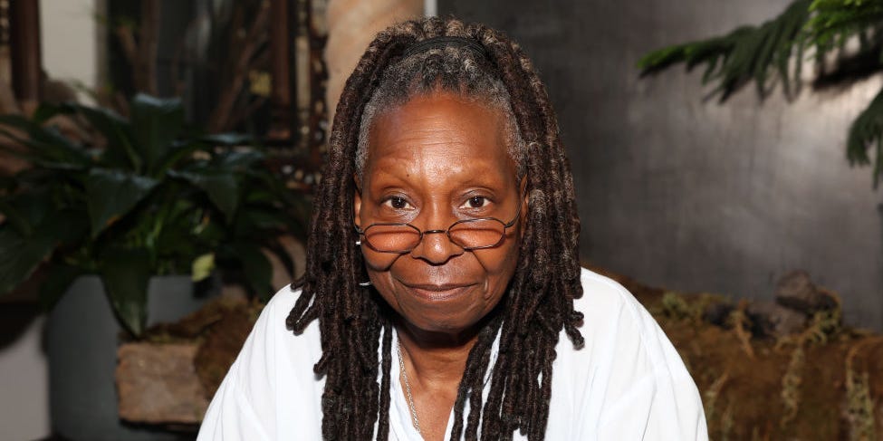 Whoopi Goldberg recibe críticas por describirse a sí misma como una 'persona trabajadora' en 'The View'