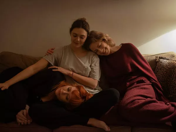 Natasha Lyonne, Elizabeth Olsen y Carrie Coon en 'His Three Daughters.' Sam Levy/Netflix