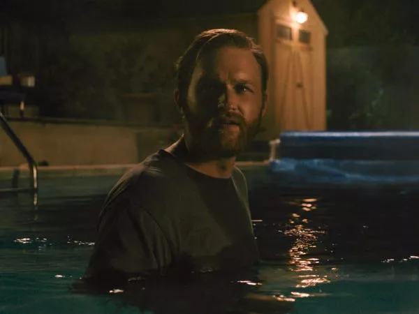 Wyatt Russell como Ray Waller en 'Night Swim' Universal Pictures