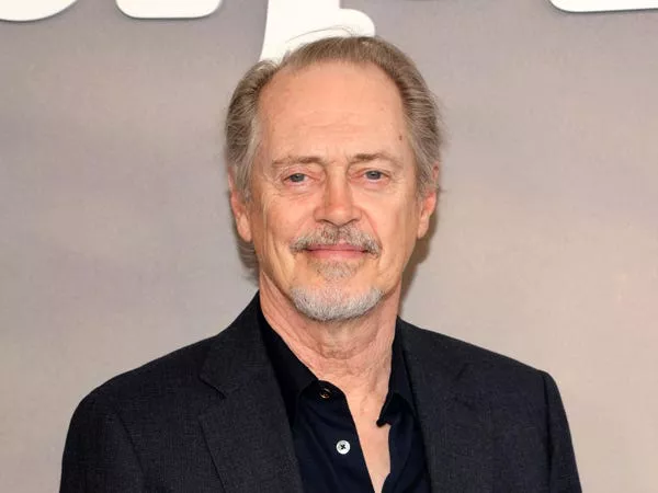 Steve Buscemi asiste al estreno de 'Bupkis'.