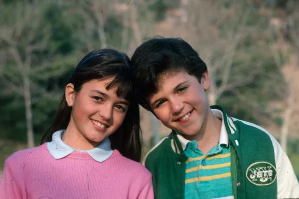 Danica McKellar y Fred Savage durante la primera temporada de 'Los años maravillosos'. ABC Photo Archives/Disney General Entertainment Content/Getty Images