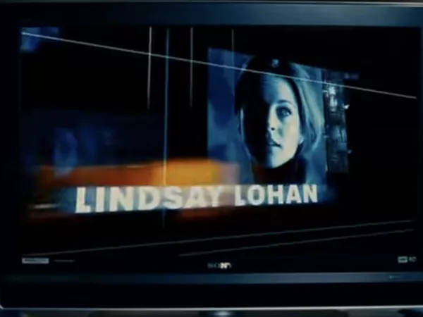 Lindsay Lohan hace una breve aparición no acreditada en 'The Holiday.' Columbia Pictures