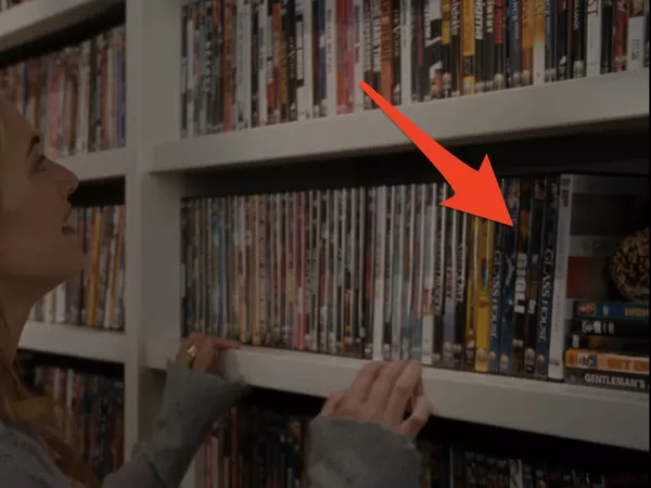 Amanda tiene una pared entera de DVDs. Columbia Pictures