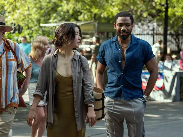 Maya Erskine y Donald Glover en 'Mr. and Mrs. Smith.'