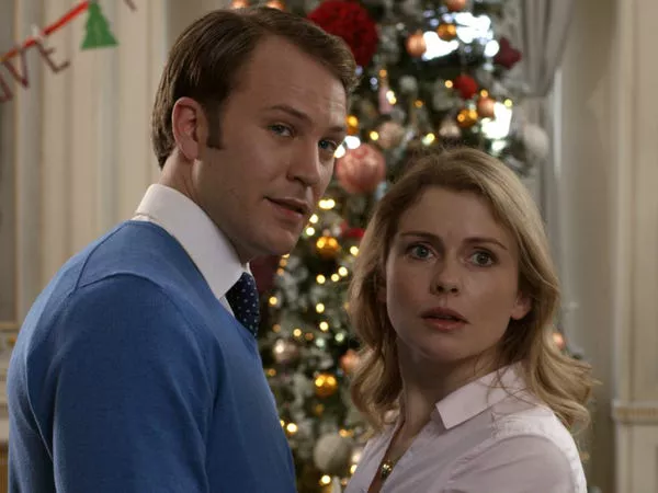 Ben Lamb y Rose McIver en 'A Christmas Prince: The Royal Baby.'