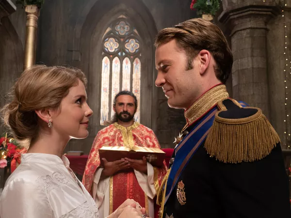 Rose McIver y Ben Lamb en 'A Christmas Prince: The Royal Wedding.'