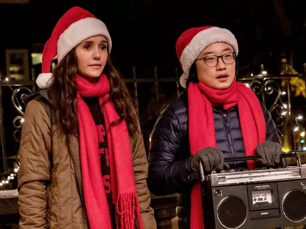 Nina Dobrev y Jimmy O. Yang en 'Love Hard.'