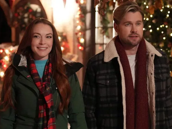 Lindsay Lohan y Chord Overstreet en 'Falling for Christmas.'