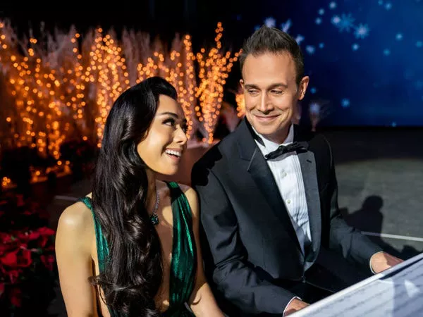 Aimee Garcia y Freddie Prinze Jr. en 'Christmas With You.'