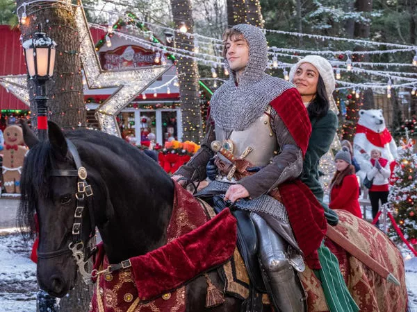 Josh Whitehouse y Vanessa Hudgens en 'The Knight Before Christmas.'