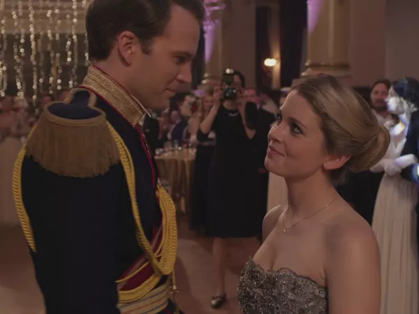 Ben Lamb y Rose McIver en 'A Christmas Prince.'