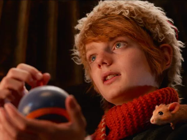 Henry Lawfull como Nikolas en 'A Boy Called Christmas.'