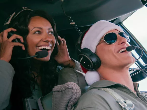 Kat Graham y Alexander Ludwig en 'Operation Christmas Drop.'