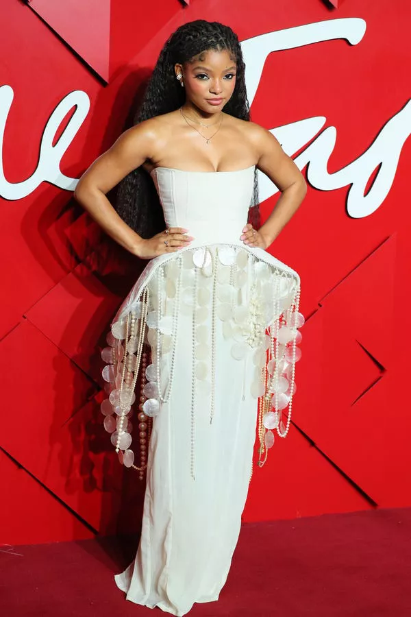 Halle Bailey asistiendo a los 2024 Fashion Awards.