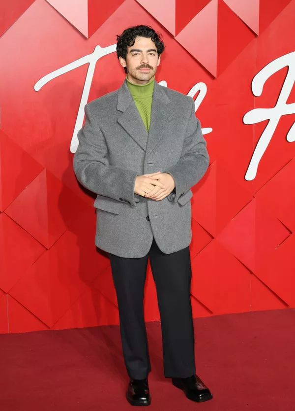 Joe Jonas asistiendo a los 2024 Fashion Awards.