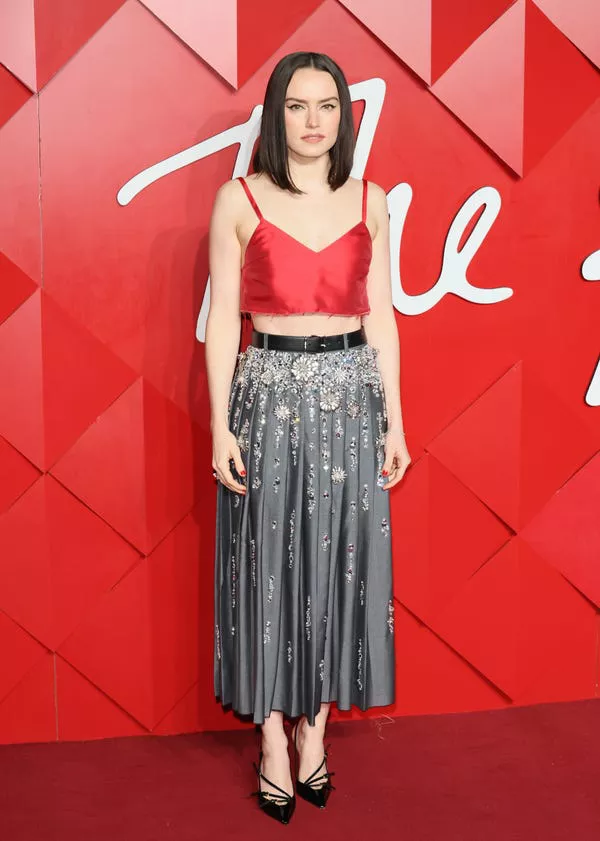 Daisy Ridley asistiendo a los 2024 Fashion Awards.