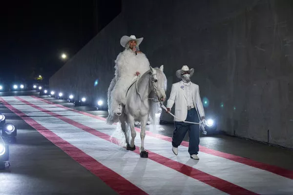 Beyoncé montando un caballo blanco durante su actuación navideña en Netflix.