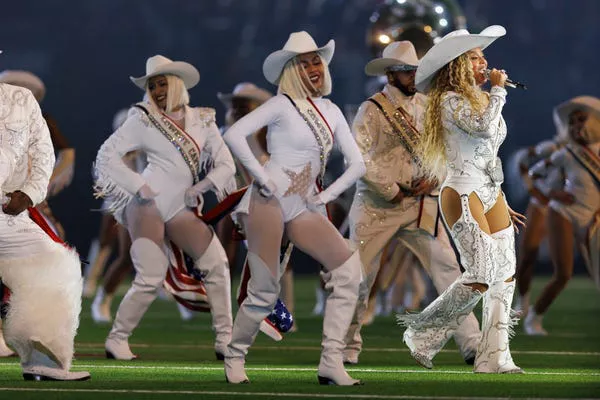 Ashley Everett actuando con Beyoncé.